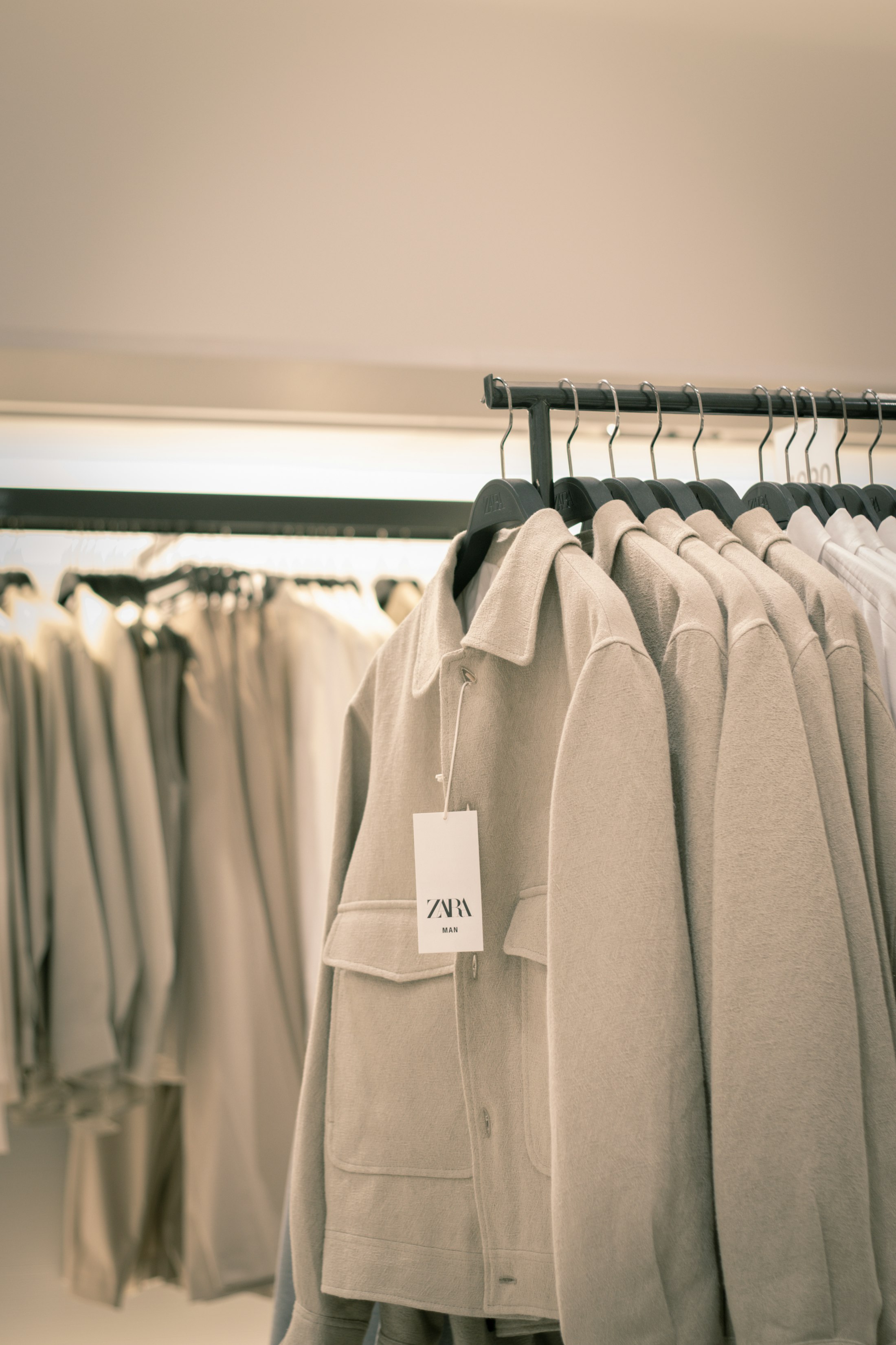 編集的に並べられた洋服のラック